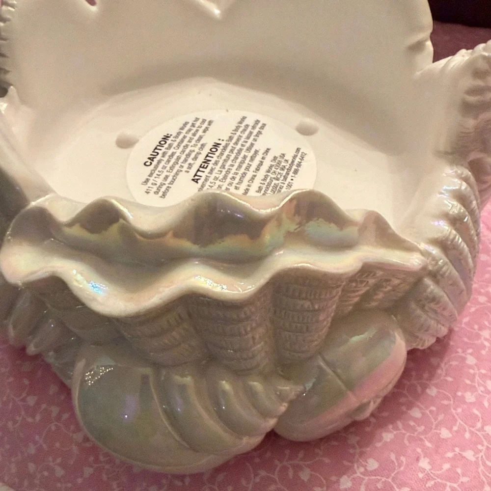 Bath & Body Works White Holographic Seashell 3 wick Candle Holder Brand New - Picture 7 of 9